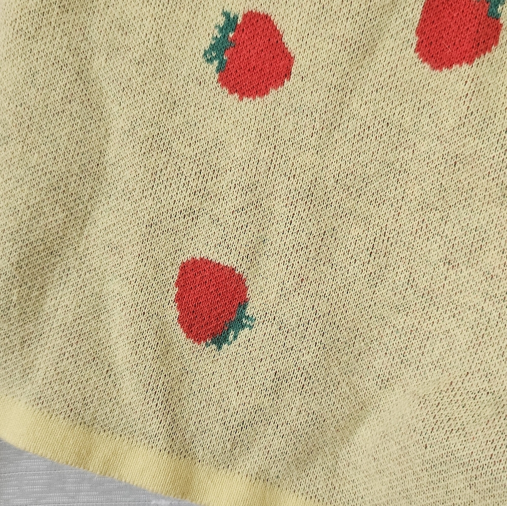 A MONDAY IN COPENHAGEN Andie Knit Yellow Strawberry Patterned Short Size 10 - Picture 7 of 9